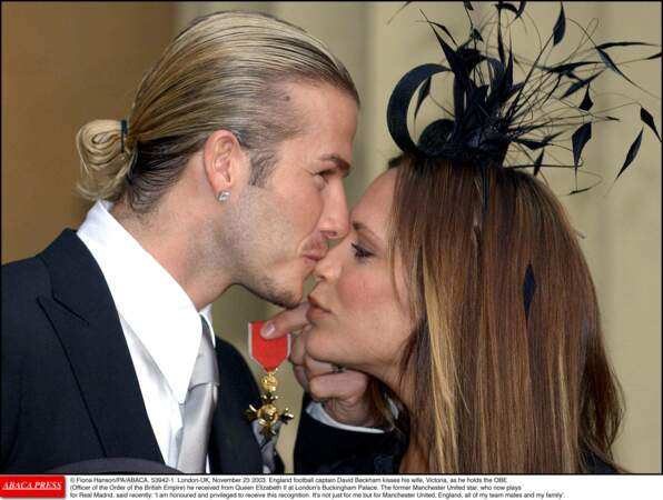 David Beckham en 2003: c'est l'époque du catogan (s'est-il inspiré de Lalanne? L'histoire ne le dit pas)