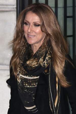 Céline Dion a 50 ans : ces 15 fois où elle était à la pointe de la mode (le foulard)