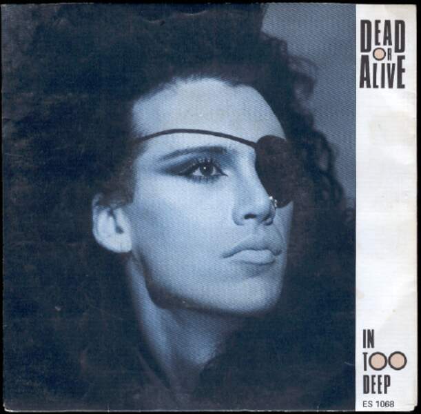 Pete Burns en 1985, sur la pochette d'un disque des Dead Or Alive