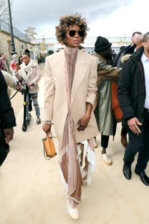Naomi Campbell méconnaissable : relookée, elle dévoile sa culotte à la fashion week Homme  