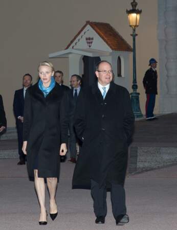 Albert et Charlène of Monaco arrivent à l'opération "Push the Button, Palace in blue' 