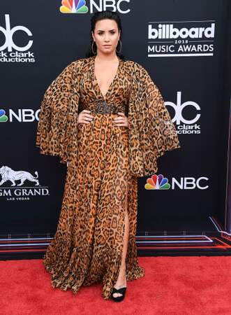 Don't : Demi Lovato ose la robe longue léopard avec des manches oversize 