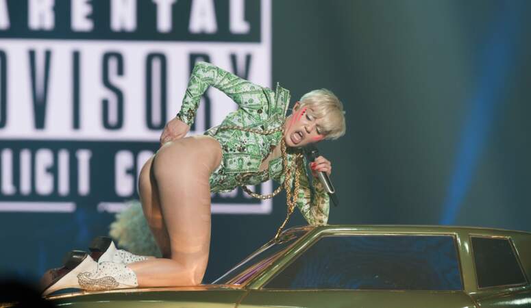 Miley Cyrus cherche sa carte Vitale...