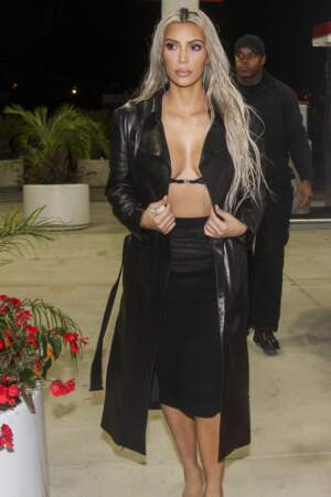 Kim Kardashian fait ses courses en minuscule soutien-gorge transparent