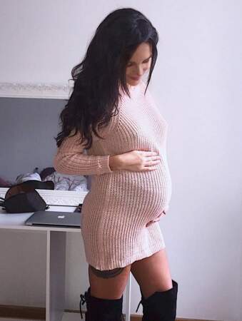 Julia Paredes enceinte : bottes et robe pull, le combo gagnant