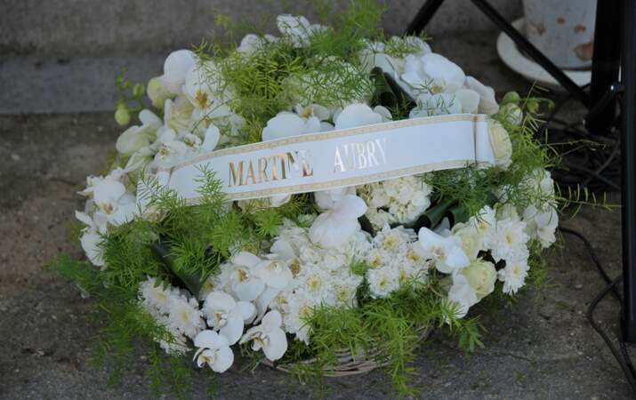 Une couronne de fleurs livrée par Martine Aubry