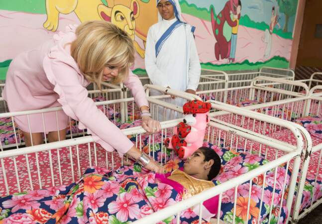 En Inde, Brigitte Macron est allée à la rencontre de jeunes enfants dans un orphelinat à New Delhi