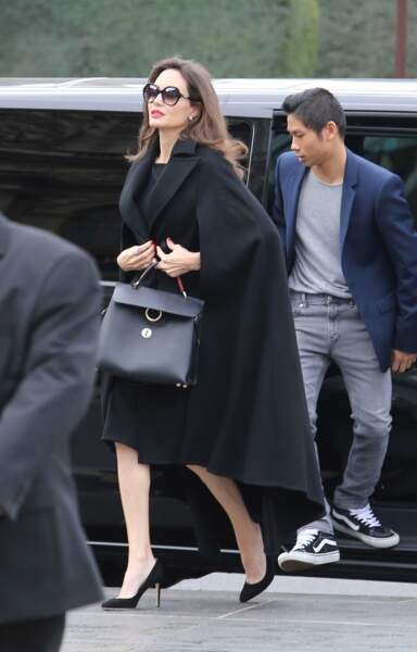 Angelina Jolie arrive au Louvre avec ses six enfants