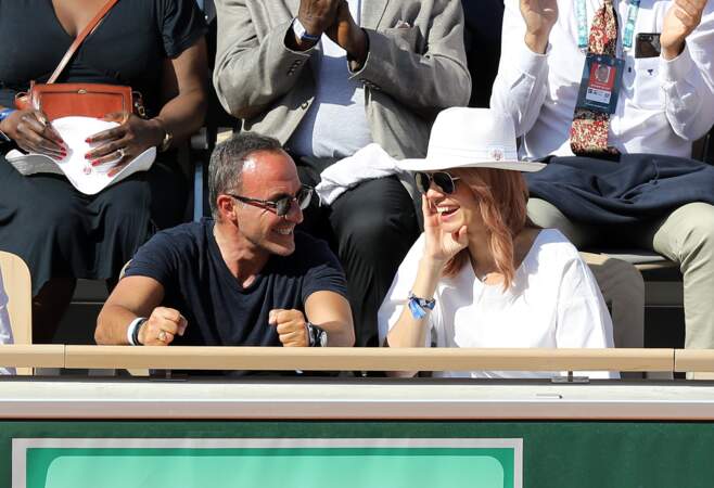 Nikos Aliagas et sa femme Tina dans les tribunes de Roland Garros le 31 mai 2019