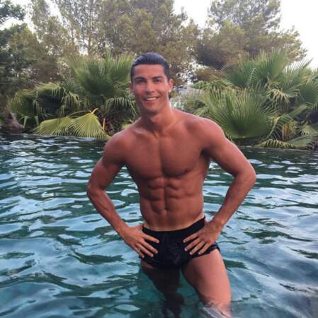 Ces stars masculines qui affichent des abdos en béton : Cristiano Ronaldo (32 ans)