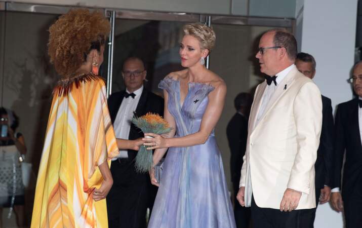 Charlène de Monaco a reçu un bouquet de fleurs dès le début de la soirée 