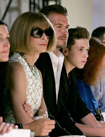 Sur le front row, David Beckham est entouré de son fils Brooklyn, et d'Anna Wintour