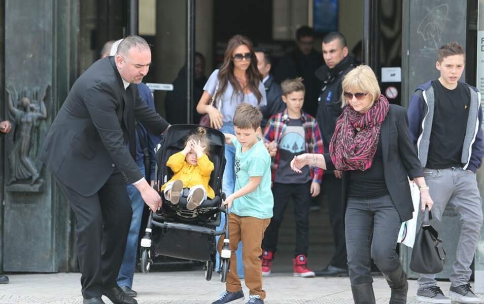 Victoria Beckham et ses enfants quittent le palais de Tokyo