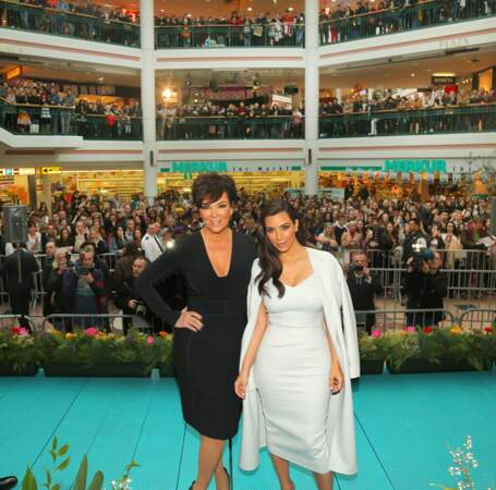 Kim et Kris s'adressent à une foule de fans dans un centre commercial de Vienne
