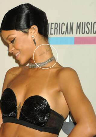 Tatouages de stars: au lieu de "Fleur rebelle", Rihanna arbore un "Rebelle fleur" qui ne veut rien dire
