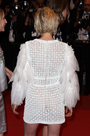 Kristen Stewart portait une robe toute en transparence et en plumes