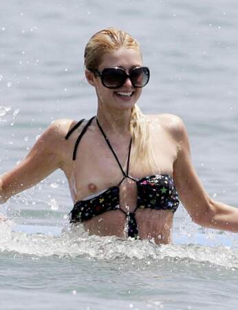Paris Hilton, qui se marre les seins à l'air