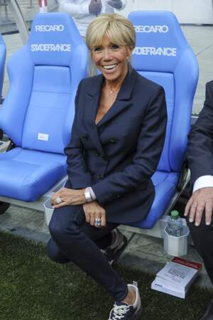 La Première dame n'est pas restée très longtemps sur le banc de touche du Stade de France