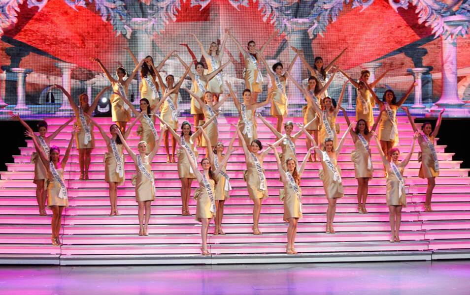 Trente jeunes filles concourent pour le titre de Miss Prestige National 2015