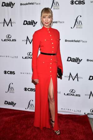 New York Fashion Week : Karlie Kloss sublime dans sa robe rouge