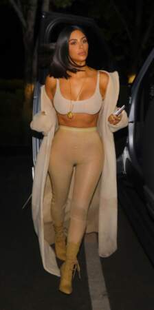 Kim Kardashian en total look nude