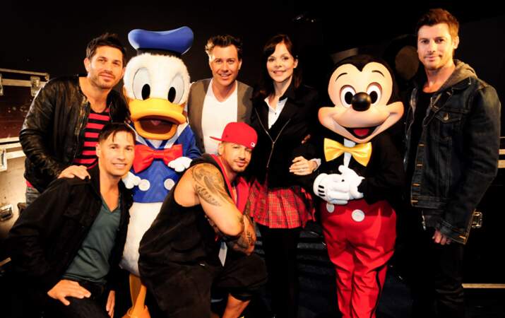 Photo de groupe entouré de Douchka, Chris de GSquad et des World's Apart (et Donald et Mickey)