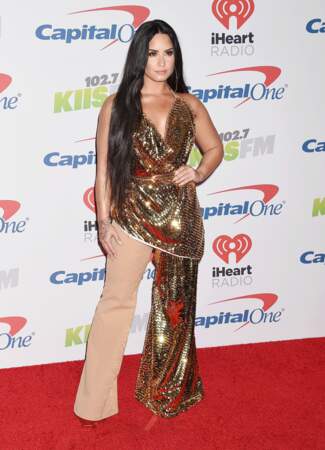 Don't : Demi Lovato dans sa combinaison asymétrique beige et sequins gold 
