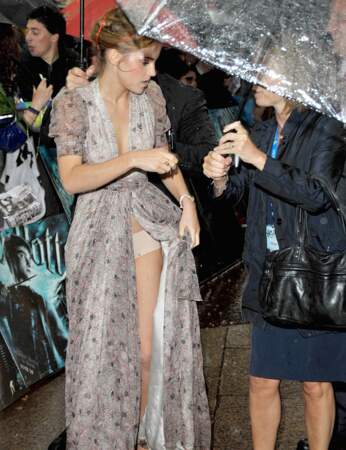 Emma Watson fait bien attention d e ne pas marcher sur sa robe (et tant pis si elle montre sa culotte)