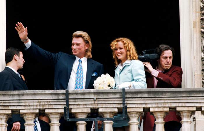 25 mars 1996 : Johnny Hallyday et Laeticia Hallyday lors de leur mariage à la mairie de Neuilly-sur-Seine