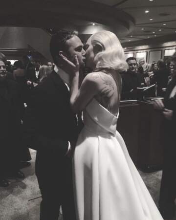Lady Gaga : pas d'Oscar mais un amoureux qui l'embrasse devant tout le monde