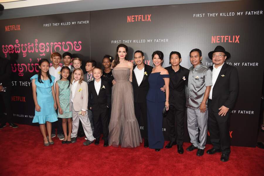 Angelina Jolie et ses six enfants en compagnie de l'équipe du film