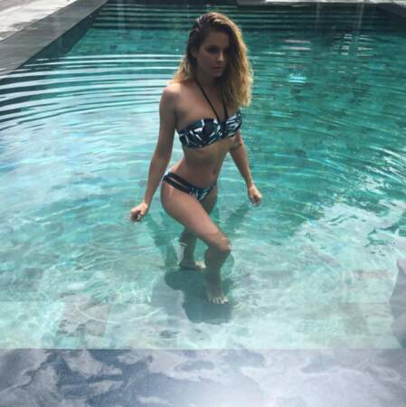 Clara Morgane sexy en diable en maillot de bain deux pièces dans la piscine