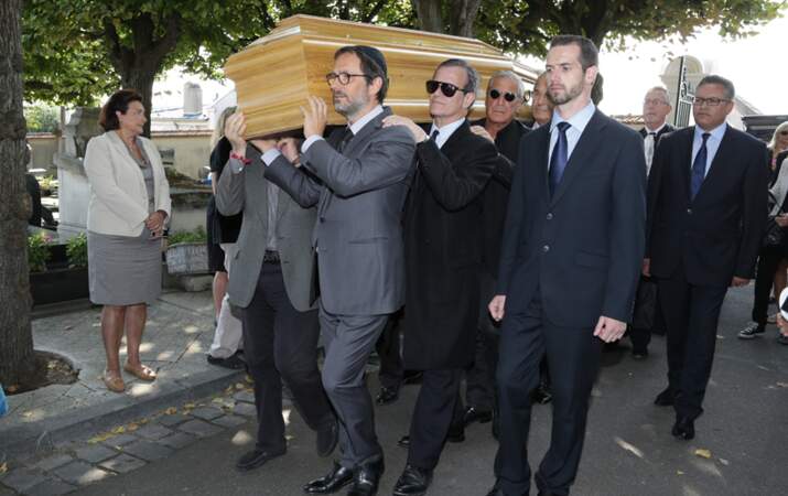 Francis Huster et Jean-Claude Darmon portent le cercueil