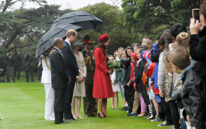 La Duchesse reçoit un beau bouquet des petits néo-zélandais
