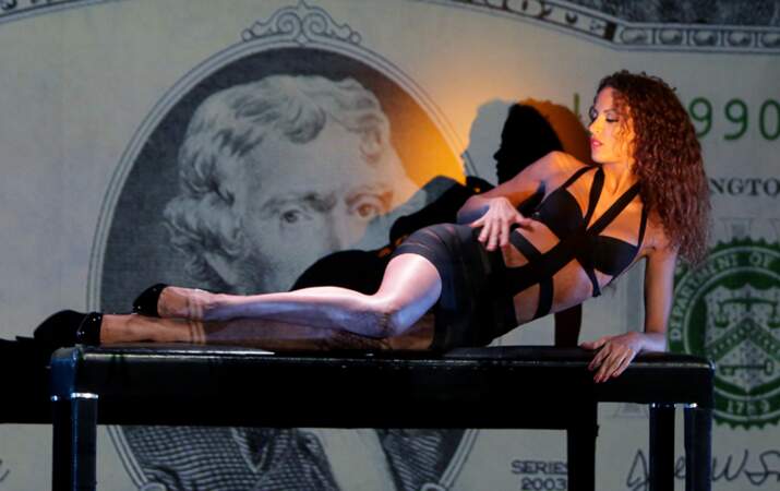 Noémie Lenoir danse topless au Crazy Horse