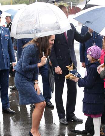 Une petite fille offre une peluche à la Duchesse...