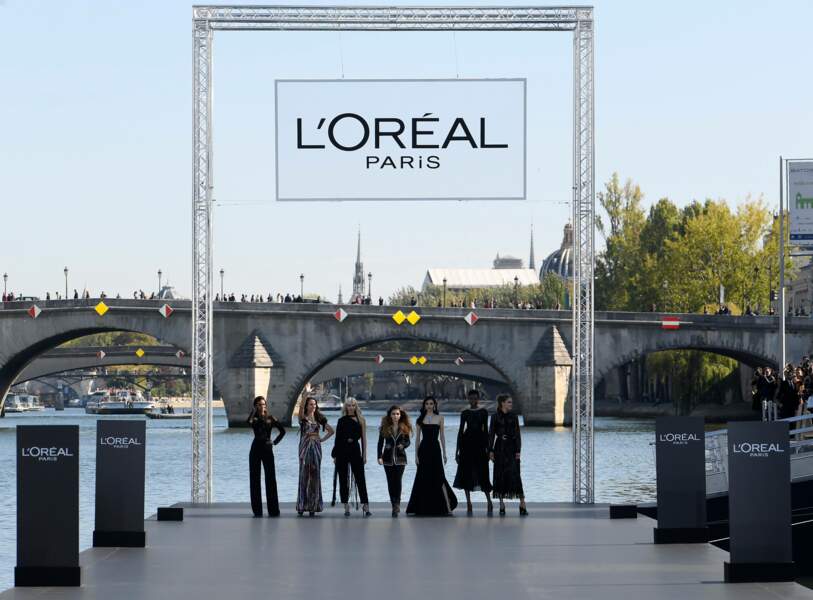 Le défilé l'Oréal sur la Seine, à Paris, le 30 septembre 2018