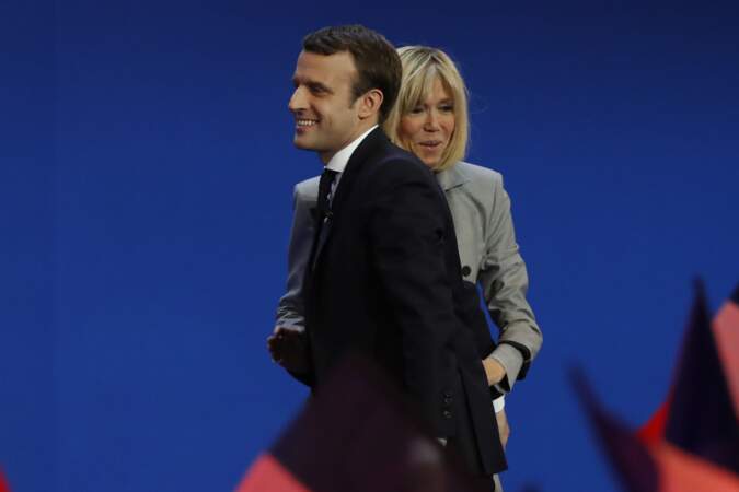 Emmanuel Macron vainqueur du 1er tour de la présidentielle : Le couple multiplie les gestes d'affection