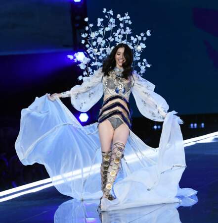 Tel un ange, Ming Xi virevoltait sur le podium du défilé Victoria's Secret