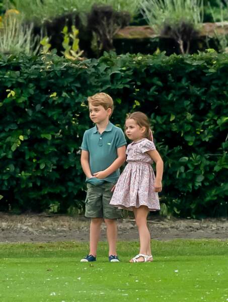 George et Charlotte sur le bord du terrain lors du match de polo de son père à Wokingham, mercredi 10 juillet