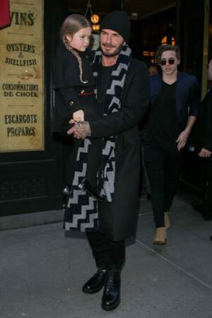 David Beckham, son mari, avec leur fille Harper dans les bras