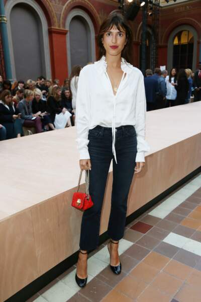 Jeanne Damas adorable en chemise décolletée au col froncé : le chic parisien par excellence