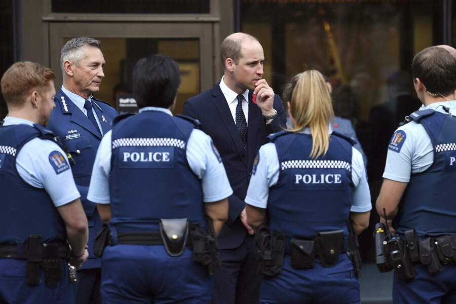 Le prince William rencontre les ambulanciers et la police de Christchurch