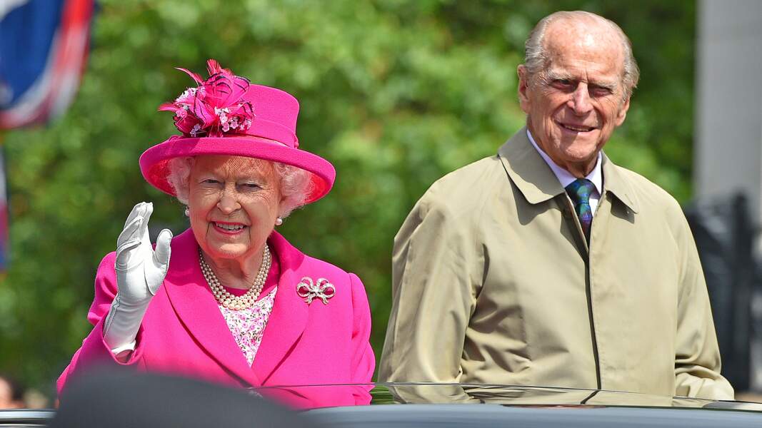 90 ans d'Elizabeth II jour 2 : la reine a mis un autre tailleur qui pique les yeux pour les cérémonies du dimanche