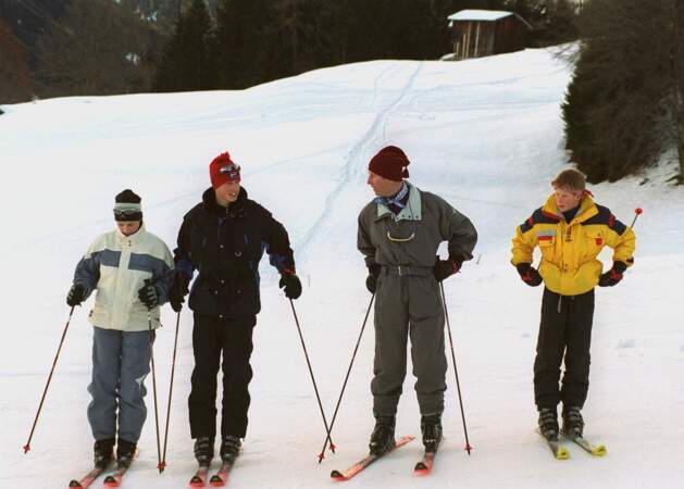 Janvier 1998 : Zara Philips, la cousine de William et Harry a rejoint le fameux trio pour les vacances