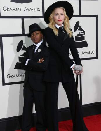 Le costume sur le red carpet, c'est la base pour Madonna et son petit David...