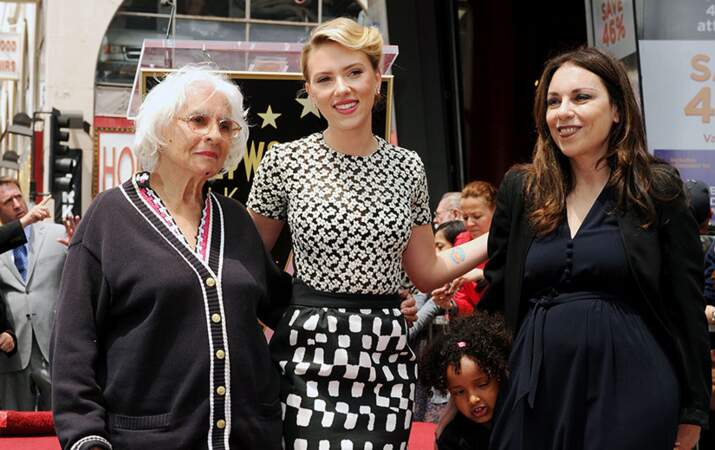 Photo de famille pour Scarlett Johansson, sa mère Melanie Sloan, sa grand-mère Dorothy et sa soeur Fenan