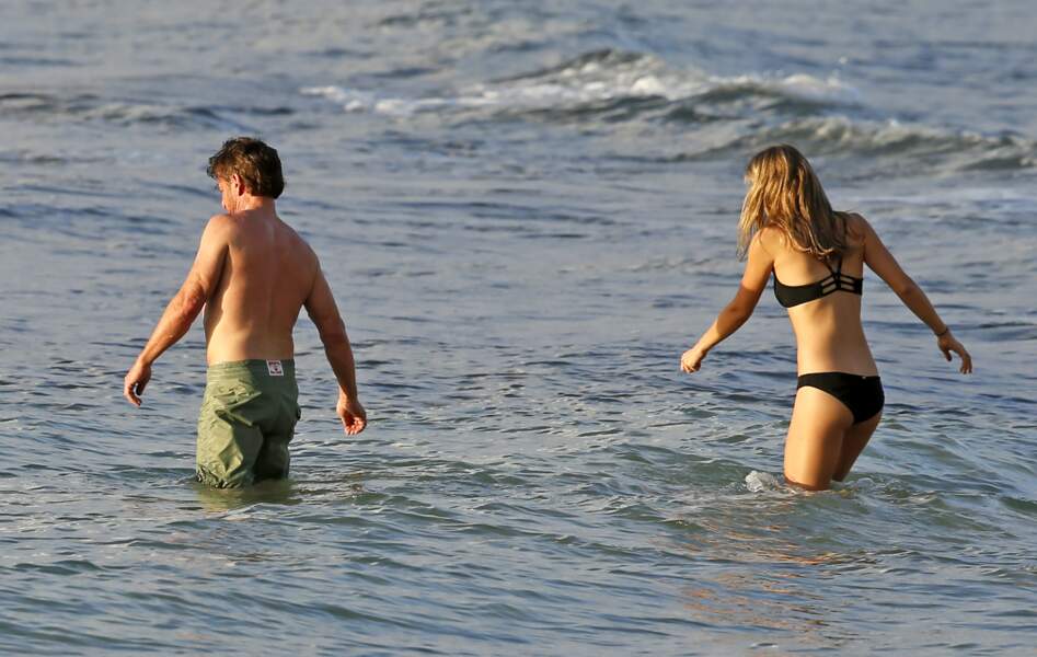 Sean Penn à la plage avec Leila, sa petite-amie de 24 ans