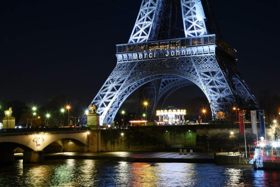 La tour Eiffel s'allume pour Johnny Hallyday