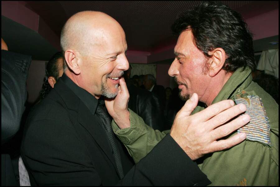Johnny Hallyday félicite Bruce Willis, présent à Paris pour présenter son film Otage, le 16 avril 2005